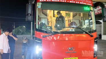 Nhiều cán bộ, công nhân viên chức phường Cao Lãnh qua làm việc tại Mỹ Tho bằng xe khách.