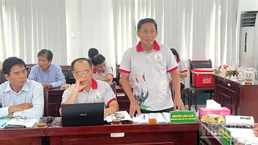 Giám đốc Vườn quốc gia Tràm Chim Nguyễn Văn Lâm thông tin về công tác chăm sóc sếu đầu đỏ.