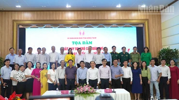 Các đại biểu chụp ảnh lưu niệm. (Ảnh: HỮU NGHĨA)