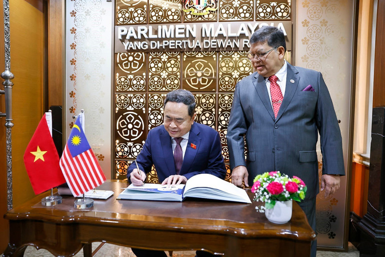 vna-potal-chu-tich-quoc-hoi-tran-thanh-man-hoi-dam-voi-chu-tich-ha-vien-malaysia-tansri-dato-johari-bin-abdul-8283927.jpg