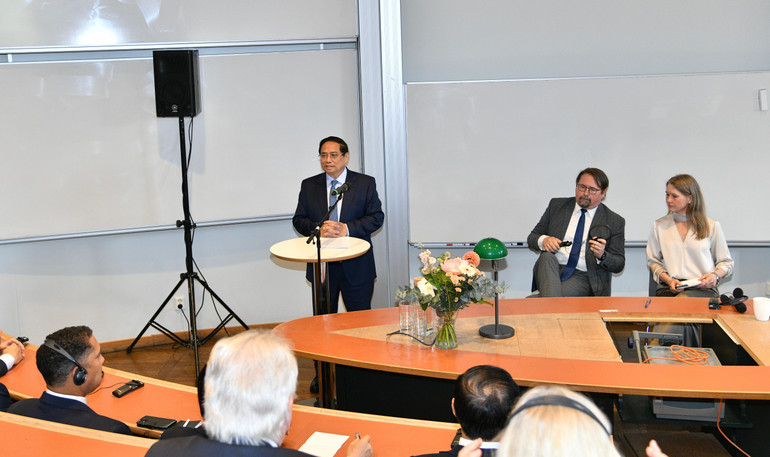 Thủ tướng Phạm Minh Chính tới thăm và phát biểu chính sách tại Đại học Kinh tế Stockholm. (Ảnh: THANH GIANG) thu-tuong-pham-minh-chinh-phat-bieu-chinh-sach-tai-dai-hoc-kinh-te-stockholm.jpg