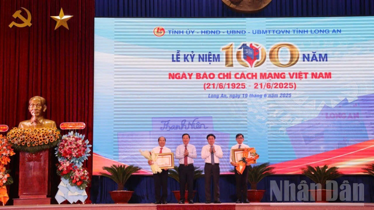 Thừa ủy quyền của Thủ tướng Chính phủ, Bí thư Tỉnh ủy Long An Nguyễn Văn Quyết (trái) và Chủ tịch UBND tỉnh Long An (phải) trao Bằng khen và hoa cho 2 cá nhân. longan4-3076.jpg