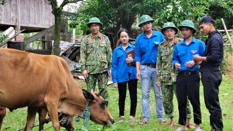 Cán bộ, nhân viên và trí thức trẻ tình nguyện hướng dẫn người dân chăm sóc hiệu quả nguồn con giống được hỗ trợ. ktqp6-3119.jpg