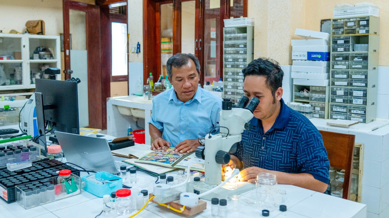 Phó Giáo sư, Tiến sĩ Nguyễn Văn Long (bên trái), Trưởng phòng Động vật biển trao đổi cùng nghiên cứu viên. 1-bb-3-6953.jpg
