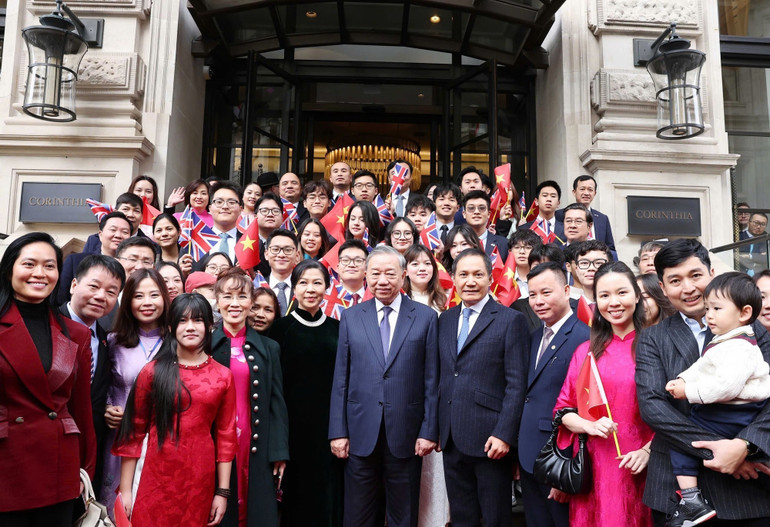 Cộng đồng người Việt Nam tại Anh tiễn Tổng Bí thư Tô Lâm và Phu nhân. (Ảnh: THỐNG NHẤT/TTXVN) image56778.jpg