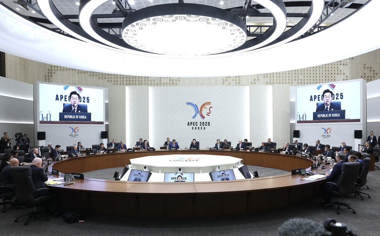 দক্ষিণ কোরিয়ার রাষ্ট্রপতি লি জে-মিয়ং উদ্বোধনী ভাষণ দিচ্ছেন। (ছবি: ল্যাম খান/ভিএনএ) vna-potal-chu-tich-nuoc-luong-cuong-du-phien-hop-thu-2-hoi-nghi-cap-cao-apec-lan-thu-32-8379356.jpg