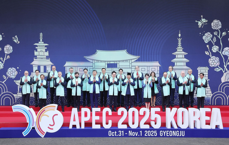 প্রেসিডেন্ট লুং কুওং এবং APEC অর্থনৈতিক নেতারা একটি গ্রুপ ছবির জন্য পোজ দিচ্ছেন। (ছবি: LAM KHÁNH/VNA) vna-potal-chu-tich-nuoc-luong-cuong-du-phien-hop-thu-2-hoi-nghi-cap-cao-apec-lan-thu-32-8379641.jpg