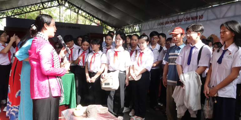 Các em học sinh tìm hiểu nghề gốm truyền thống tại triển lãm. thiet-ke-chua-co-ten-2.png
