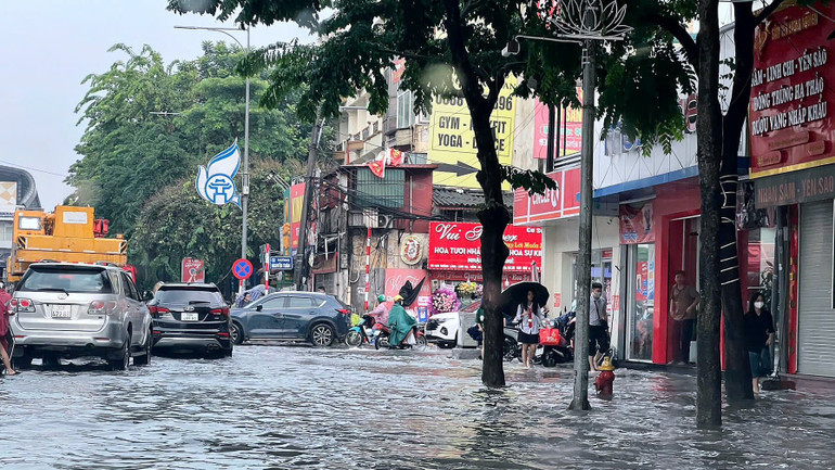 Tình trạng ngập lụt tại Hà Nội mỗi khi trời mưa lớn. (Ảnh: HUY HOÀNG) z6962546648197-0708c545a732b330157c03d0ce9924ae-1205.jpg