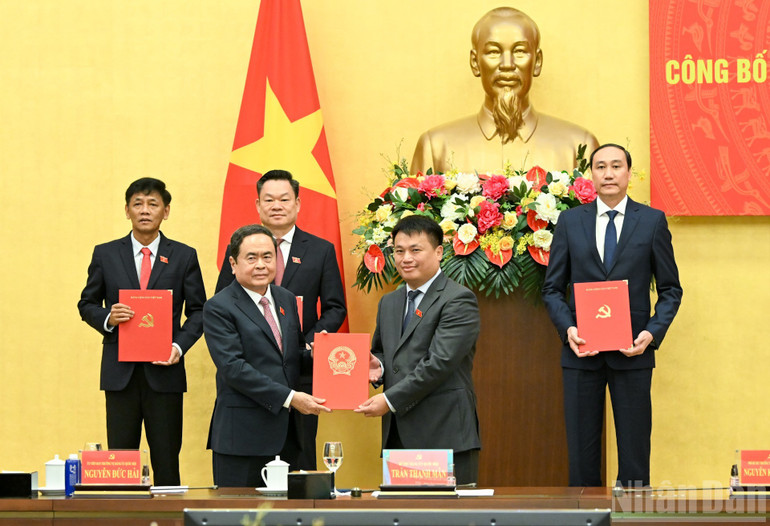 Bí thư Đảng ủy Quốc hội, Chủ tịch Quốc hội Trần Thanh Mẫn trao Quyết định cho đồng chí Đặng Ngọc Huy. (Ảnh: DUY LINH) 7-1279.jpg