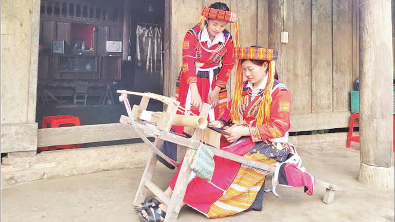 Hội viên, phụ nữ xã Minh Quang, tỉnh Tuyên Quang thêu, dệt thổ cẩm, góp phần bảo tồn và phát huy bản sắc văn hóa truyền thống của dân tộc Pà Thẻn. (Ảnh LÊ THỦY) screenshot-2025-10-20-055532-9874.png