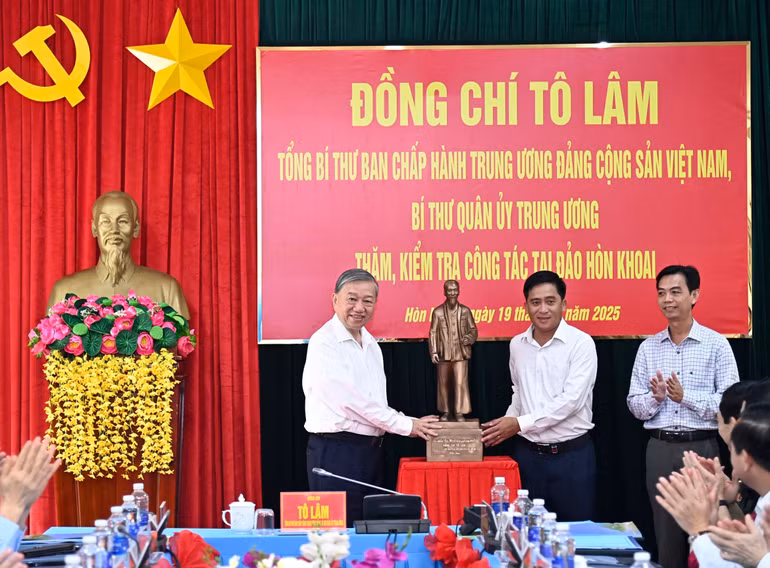 vna-potal-tong-bi-thu-to-lam-tham-lam-viec-tai-ca-mau-8418807.jpg