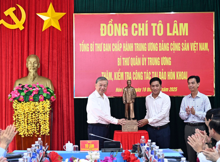 vna-potal-tong-bi-thu-to-lam-tham-lam-viec-tai-ca-mau-8418807.jpg