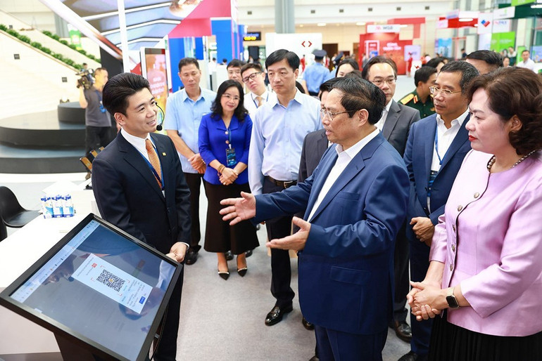 Phó Chủ tịch HĐQT kiêm Phó Tổng giám đốc SHB Đỗ Quang Vinh trình bày trước Thủ tướng Phạm Minh Chính về giải pháp “Dịch vụ thu hộ qua tài khoản định danh SLINK”. anh-2-8.png