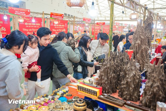 Người dân mua sắm tại Hội chợ Mùa Xuân 2926, (Ảnh: Vietnam+)