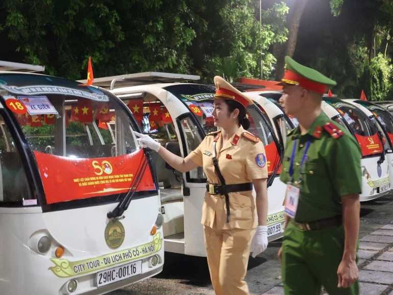 Công an Hà Nội tổ chức xe điện đưa đón cựu chiến binh tham gia lễ kỷ niệm. 1-2118.jpg