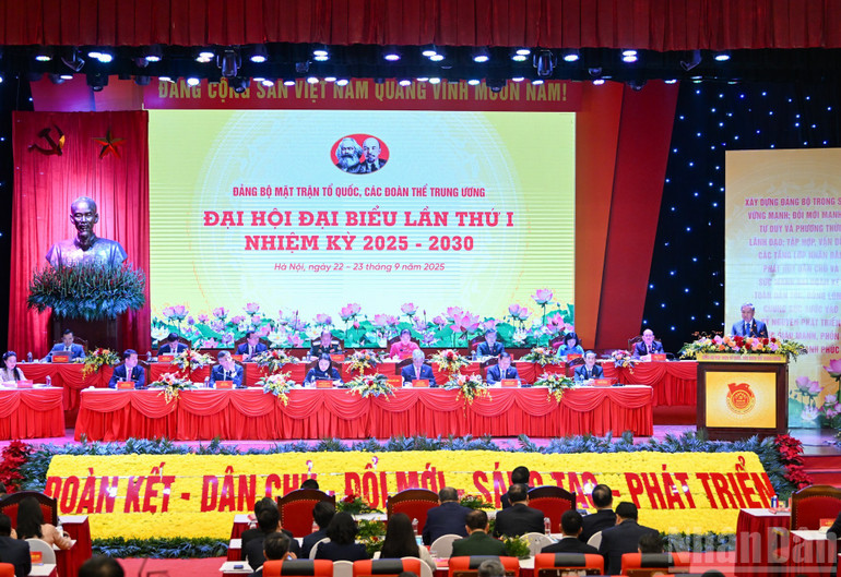 Quang cảnh Đại hội đại biểu Đảng bộ Mặt trận Tổ quốc, các đoàn thể Trung ương lần thứ I. (Ảnh: DUY LINH) image234.jpg