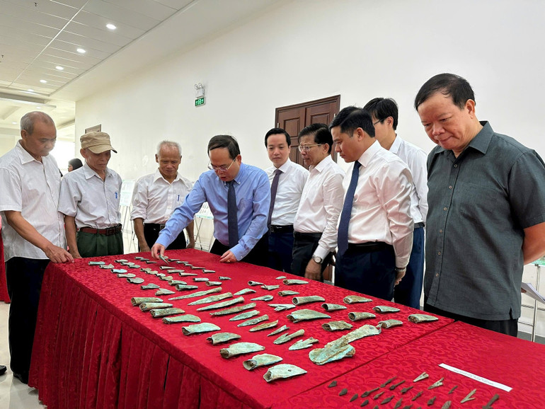 Lãnh đạo tỉnh Cao Bằng và các chuyên gia, nhà khảo cổ học bên các hiện vật trưng bày tại Tọa đàm khoa học Văn hóa Đông Sơn ở Cao Bằng. (Ảnh DƯƠNG LIỄU) anh-kem-bai-dong-son.jpg