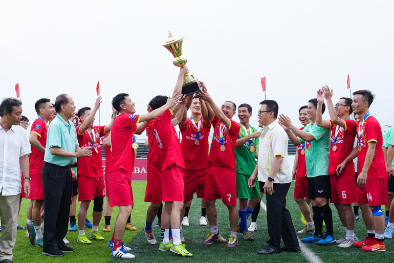 Và đội may mắn hơn là đội FC Trung tâm Phát thanh-Truyền hình Quân Đội đã giành chiến thắng trên chấm luân lưu và đoạt siêu cup Press Cup 2025. bongda6.jpg