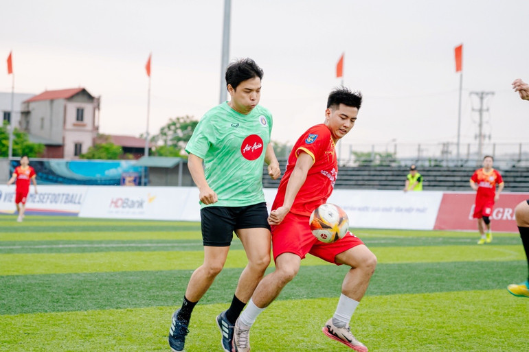 Phút thứ 4, từ sai lầm trong pha khống chế bóng của cầu thủ số 10 thuộc FC Trung tâm Phát thanh-Truyền hình Quân đội, FC Liên đoàn Báo chí Thái Lan đã chớp thời cơ để ghi bàn mở tỷ số. bongda3.jpg