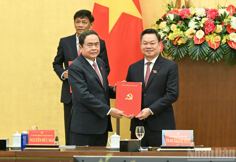 Bí thư Đảng ủy Quốc hội, Chủ tịch Quốc hội Trần Thanh Mẫn trao Quyết định cho đồng chí Hoàng Duy Chinh. (Ảnh: DUY LINH) 5-1266.jpg