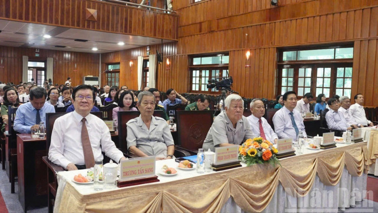 Nguyên Lãnh đạo Trung ương và tỉnh dự lễ kỷ niệm 100 năm Ngày Báo chí cách mạng Việt Nam. la2-8882.jpg