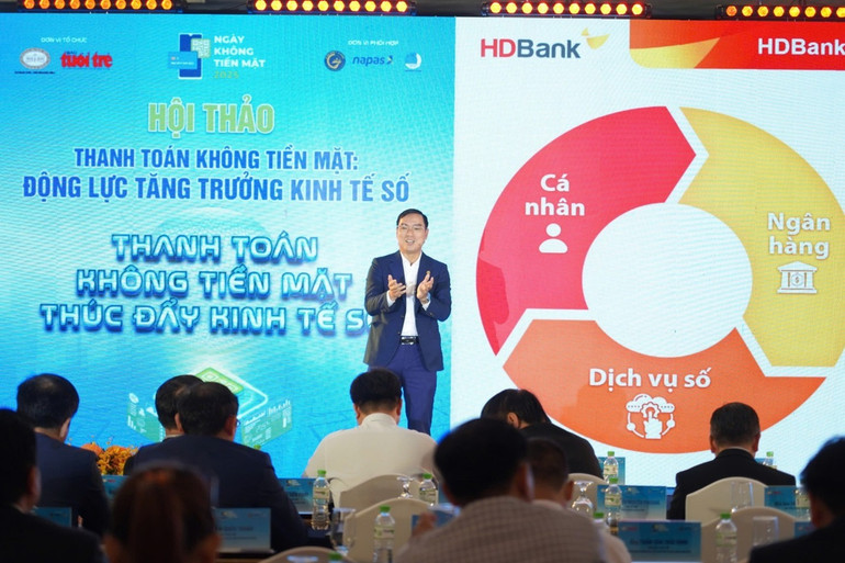 Theo chia sẻ của ông Đàm Thế Thái, Phó Tổng Giám đốc HDBank tại hội thảo, số hóa tại HDBank là một hành trình nhân văn, nơi từng sản phẩm được thiết kế từ góc nhìn của cuộc sống, từng trải nghiệm được kiểm chứng bởi cảm xúc người dùng. hdban2.jpg