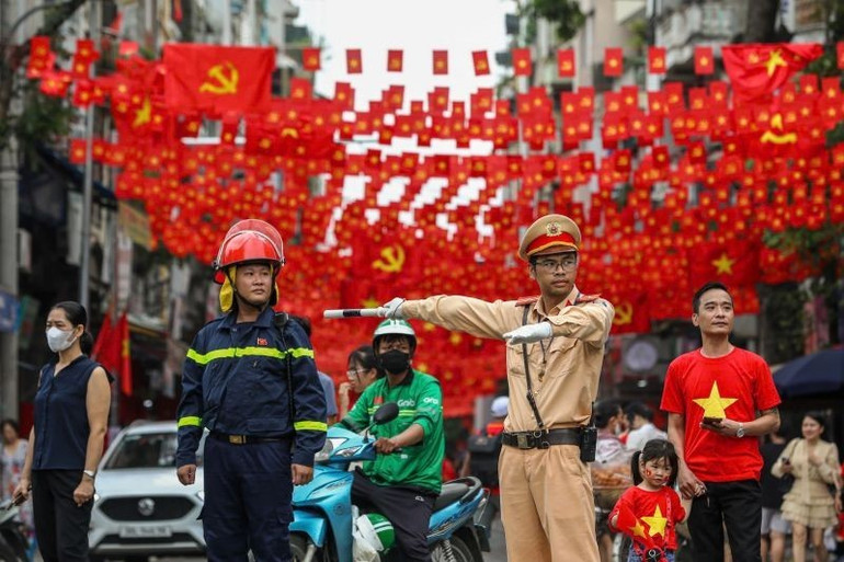 Lực lượng cảnh sát giao thông để lại ấn tượng tốt đẹp trong lòng người dân và bạn bè quốc tế. 11.jpg