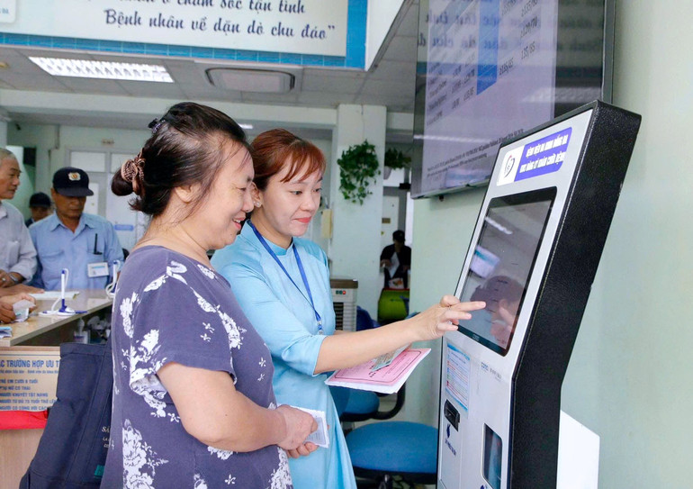 Personalul Spitalului General Ba Vi (Hanoi) instruiește oamenii cu privire la modul de utilizare a aplicației pentru programarea consultațiilor medicale. 1-bs2-2.jpg