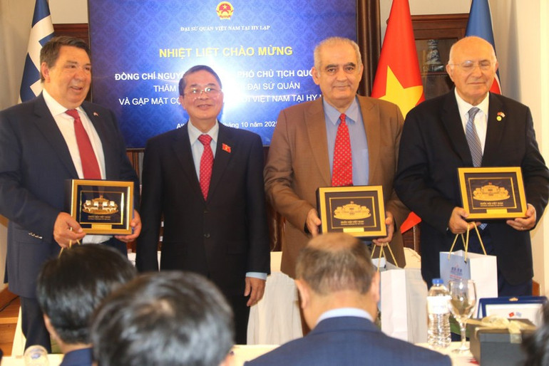 Phó Chủ tịch Quốc hội Nguyễn Đức Hải tặng quà kỷ niệm cho bạn bè Hy Lạp. (Ảnh: DƯƠNG HOA/TTXVN) pho-chu-tich-quoc-hoi-nguyen-duc-hai-tham-hy-lap-8315550.jpg