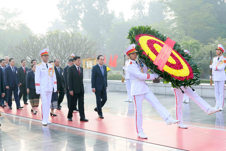 vna-potal-tong-bi-thu-chu-tich-nuoc-lao-va-phu-nhan-dat-vong-hoa-tuong-niem-cac-anh-hung-liet-si-tai-dai-tuong-niem-cac-anh-hung-liet-si-8553359.jpg