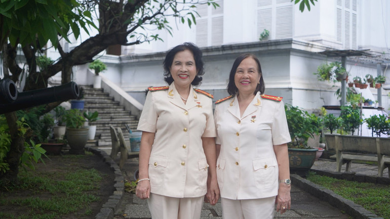 Từ phải sang: Đại tá, Anh hùng Lực lượng vũ trang nhân dân Nguyễn Thị Minh Hiền (Phan Thị Hồng Châu) và Đại tá, Anh hùng Lực lượng vũ trang nhân dân Phan Thị Ngọc Tươi. (Ảnh: THẾ ANH) 1-ce-5-2941.jpg