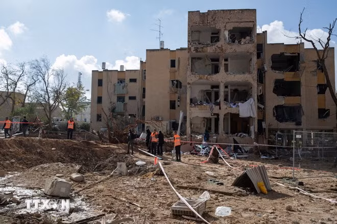 Tòa nhà bị hư hại do trúng tên lửa tại Arad, Israel ngày 22/3/2026. (Nguồn: THX/TTXVN)