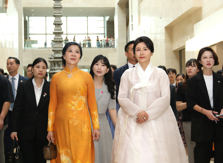 Bà Ngô Phương Ly cùng bà Kim Hye Kyung, Phu nhân Tổng thống Hàn Quốc tham quan Bảo tàng Quốc gia Hàn Quốc. (Ảnh: ĐỨC THẮNG/TTXVN) vna-potal-phu-nhan-tong-bi-thu-tham-quan-bao-tang-quoc-gia-han-quoc-8204419.jpg