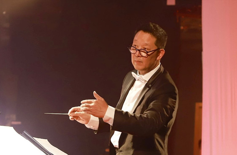 يقوم المايسترو Le Phi Phi بإدارة البرنامج. nhac-truong-le-phi-phi-chi-huy-chuong-trinh.jpg