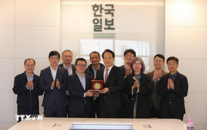 Đoàn đại biểu Hội Nhà báo Việt Nam chụp ảnh lưu niệm với đoàn đại biểu báo Hankook Ilbo. (Ảnh: ĐỨC THẮNG/TTXVN)