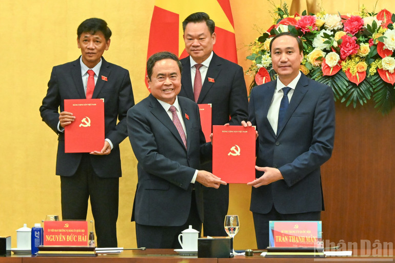 Bí thư Đảng ủy Quốc hội, Chủ tịch Quốc hội Trần Thanh Mẫn trao Quyết định cho đồng chí Phùng Khánh Tài. (Ảnh: DUY LINH) 6-1273.jpg