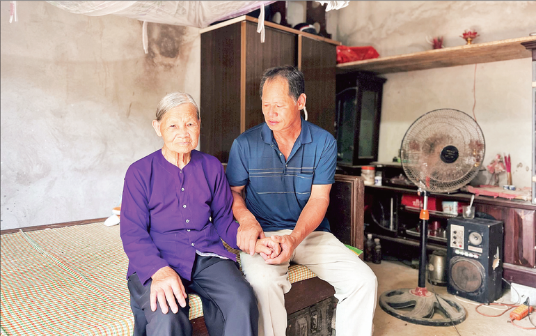 Con trai bà Nông Thị Việt (vợ liệt sĩ) hứa với mẹ sẽ sớm chuyển sang ngôi nhà mới. xoanhatam2.png
