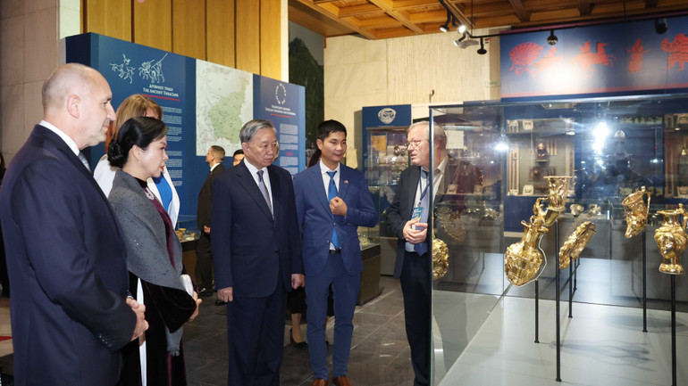 Tổng Bí thư Tô Lâm và Phu nhân với Tổng thống Cộng hòa Bulgaria Rumen Radev và Phu nhân tham quan Bảo tàng lịch sử Quốc gia Bulgaria. (Ảnh: THỐNG NHẤT/TTXVN) vna-potal-tong-bi-thu-to-lam-va-phu-nhan-voi-tong-thong-cong-hoa-bulgaria-rumen-radev-va-phu-nhan-tham-quan-bao-tang-lich-su-quoc-gia-bulgaria-8358465-6816.jpg