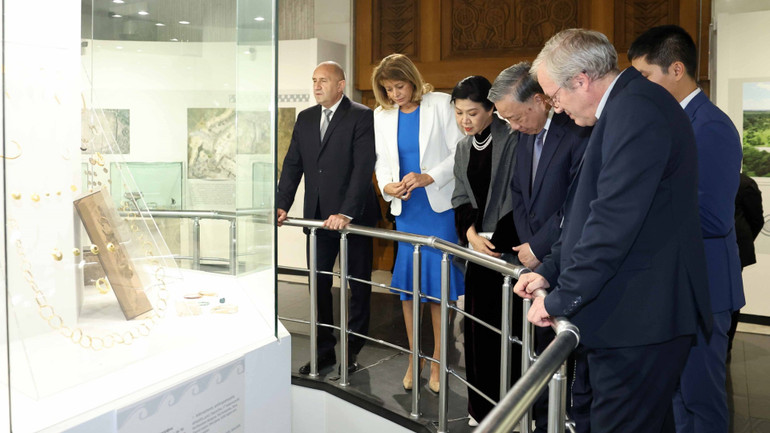 Tổng Bí thư Tô Lâm và Phu nhân với Tổng thống Cộng hòa Bulgaria Rumen Radev và Phu nhân tham quan Bảo tàng lịch sử Quốc gia Bulgaria. Ảnh: THỐNG NHẤT/TTXVN) vna-potal-tong-bi-thu-to-lam-va-phu-nhan-voi-tong-thong-cong-hoa-bulgaria-rumen-radev-va-phu-nhan-tham-quan-bao-tang-lich-su-quoc-gia-bulgaria-8358466-4835.jpg