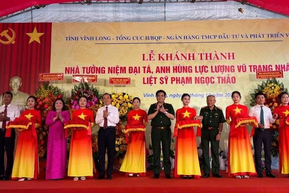 Đại biểu tham dự buổi lễ thực hiện nghi thức cắt băng khánh thành công trình. (Ảnh: HOÀNG TRUNG)