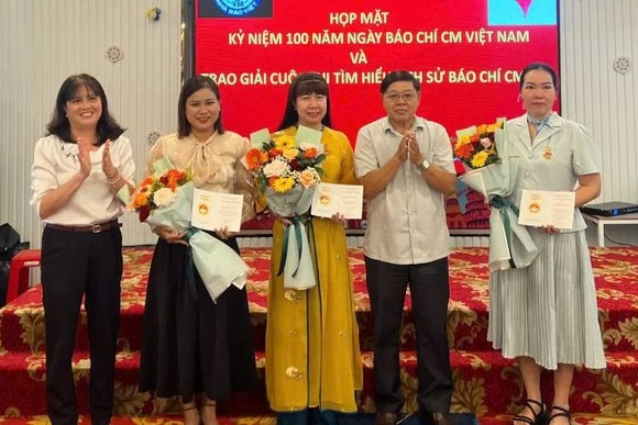 Lãnh đạo Hội Nhà báo tỉnh Bến Tre trao kỷ niệm chương của Hội Nhà báo Việt Nam cho 3 nhà báo. (Ảnh: HOÀNG TRUNG)