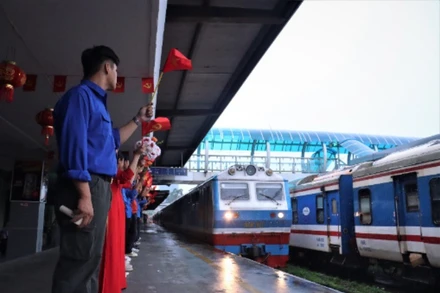 Đoàn tàu đặc biệt chở lực lượng tham gia nhiệm vụ A80 tiến vào ga Hà Nội sáng 3/7.