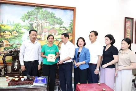 Lãnh đạo xã Thường Tín thăm hỏi, động viên thân nhân vụ cháy tại thôn Văn Giáp, xã Thường Tín sáng sớm 16/9.