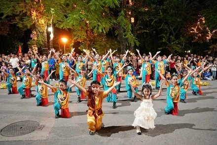 Các em thiếu nhi biểu diễn trong lễ hội Trung thu Thành cổ-Sơn Tây Xứ Đoài tối 13/9. 