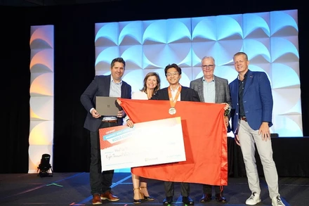 Đỗ Hải Long (người đứng giữa) giành huy chương Vàng nội dung MOS Word 365 Apps tại cuộc thi Vô địch Tin học văn phòng thế giới (MOSWC) 2025 tại Mỹ.