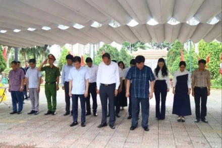 Lãnh đạo phường Tây Hồ tổ chức Lễ dâng hương kỷ niệm 78 năm Ngày Thương binh, Liệt sĩ.