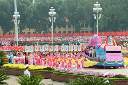 Phụ nữ Việt Nam tham gia diễu hành mừng kỷ niệm 70 năm thành lập nước. (Ảnh: Vũ Hoa)