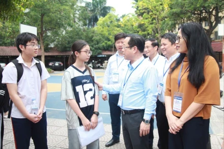 Giám đốc Sở Giáo dục và Đào tạo Hà Nội thăm hỏi, động viên các thí sinh dự thi vào lớp 10 tại điểm thi Trường trung học phổ thông Yên Hòa.
