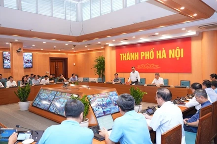 Chủ tịch Ủy ban nhân dân thành phố Hà Nội Trần Sỹ Thanh chủ trì cuộc họp các cơ quan, đơn vị để ứng phó với cơn bão số 11. (Ảnh: Linh Phạm)